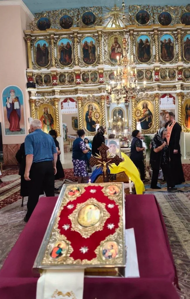 Люди в церкві перед іконостасом під час служби