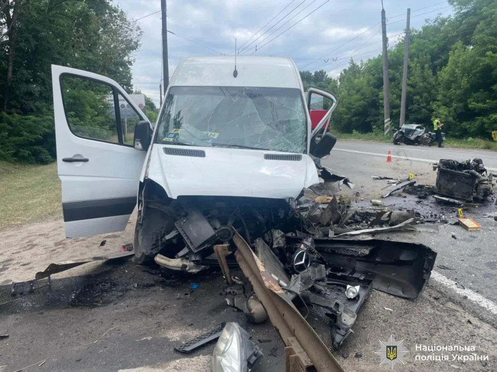 Дорожня аварія з пошкодженим білим мікроавтобусом