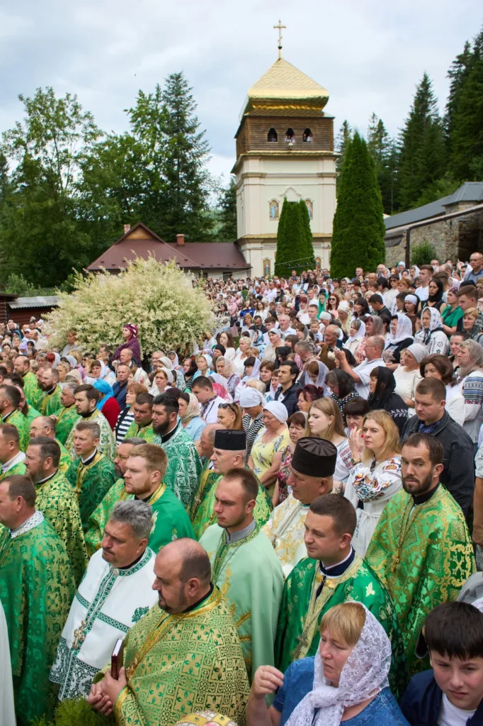 Релігійна процесія біля церкви серед природи