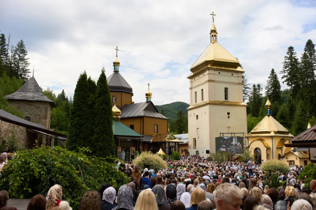 Релігійна подія біля монастиря в Карпатах