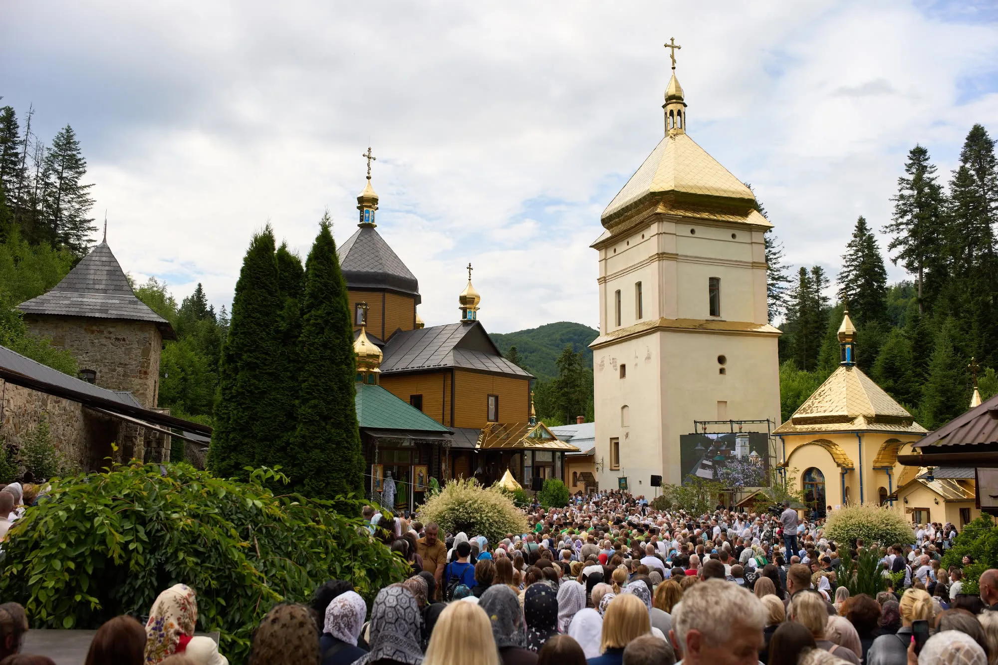 Релігійна подія біля монастиря в Карпатах