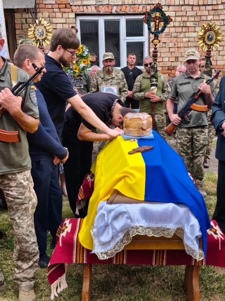 Похорон військового з українським прапором