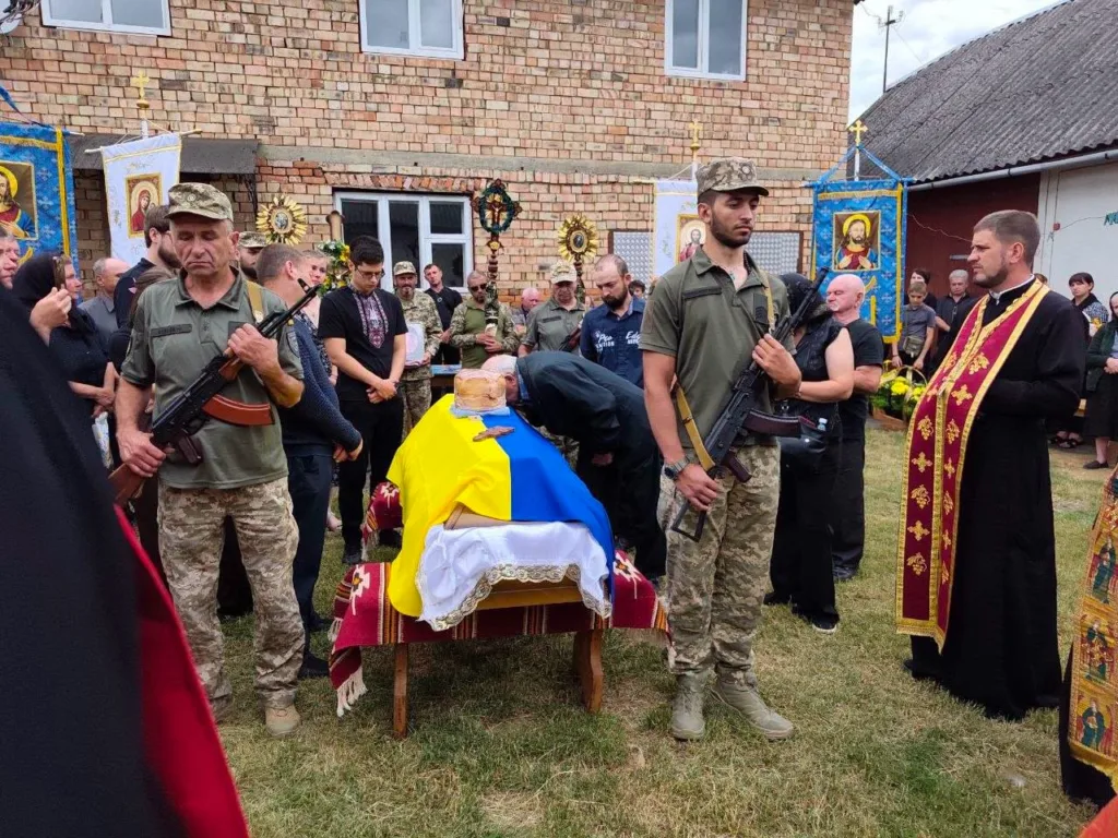 Похорон військового героя з українським прапором