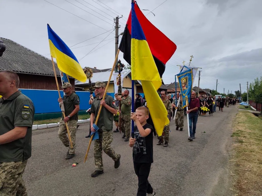 Військовий марш із українськими прапорами в селі