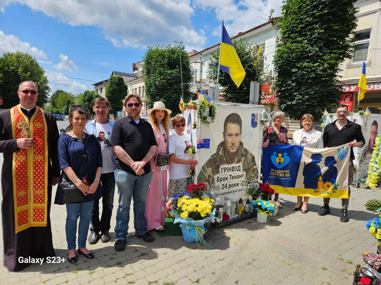 Люди вшановують полеглого воїна біля меморіалу