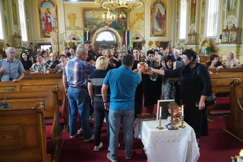 Люди в церкві під час релігійного обряду