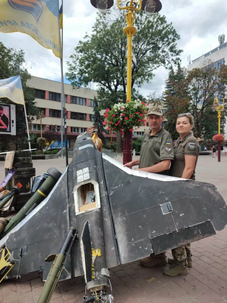 Військові біля знищеного дрону на площі