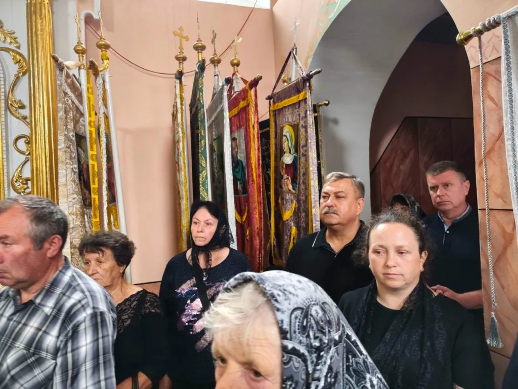 Люди у церкві під час релігійного обряду