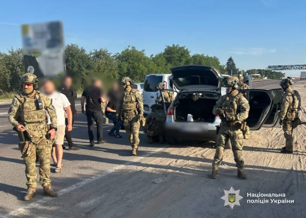 Поліція України проводить операцію на дорозі