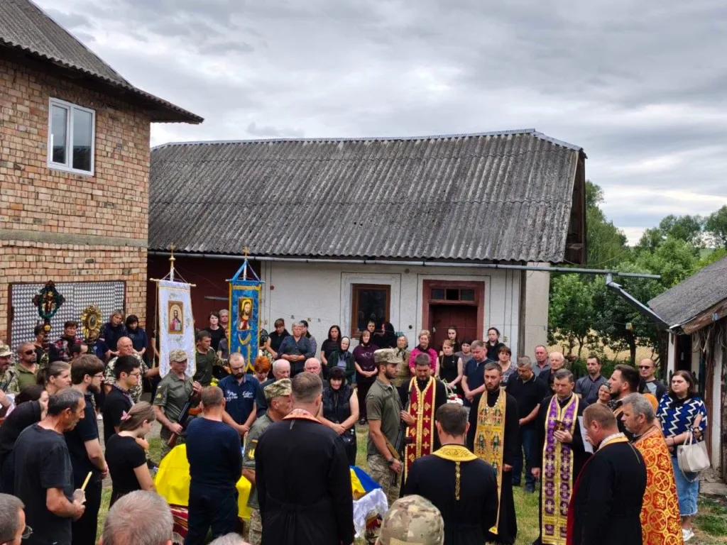 Похоронна церемонія з військовими та священниками в Україні