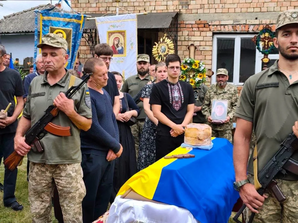 Похорон військового з українським прапором та солдатами
