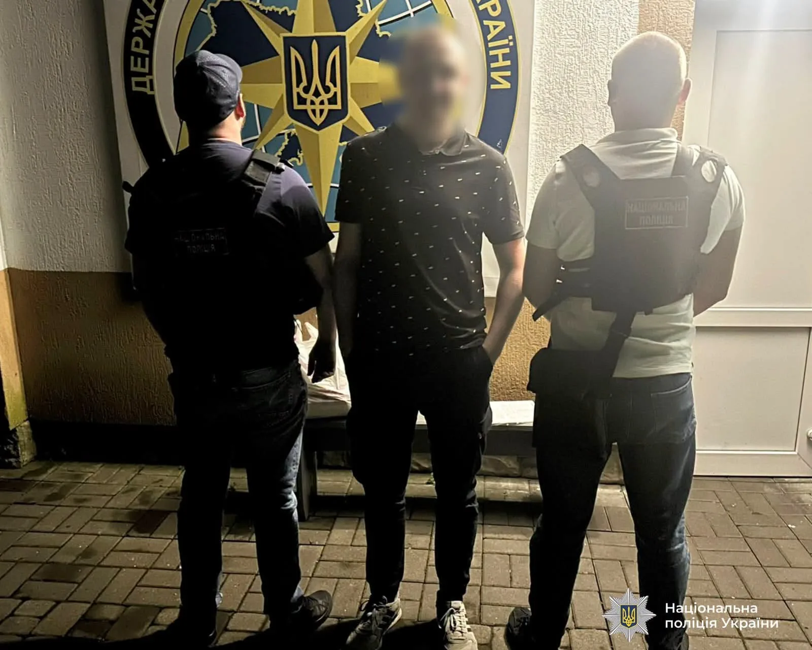 Поліція затримує чоловіка біля державного герба України