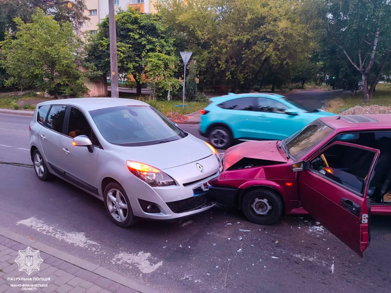 Лобове зіткнення двох автомобілів на дорозі