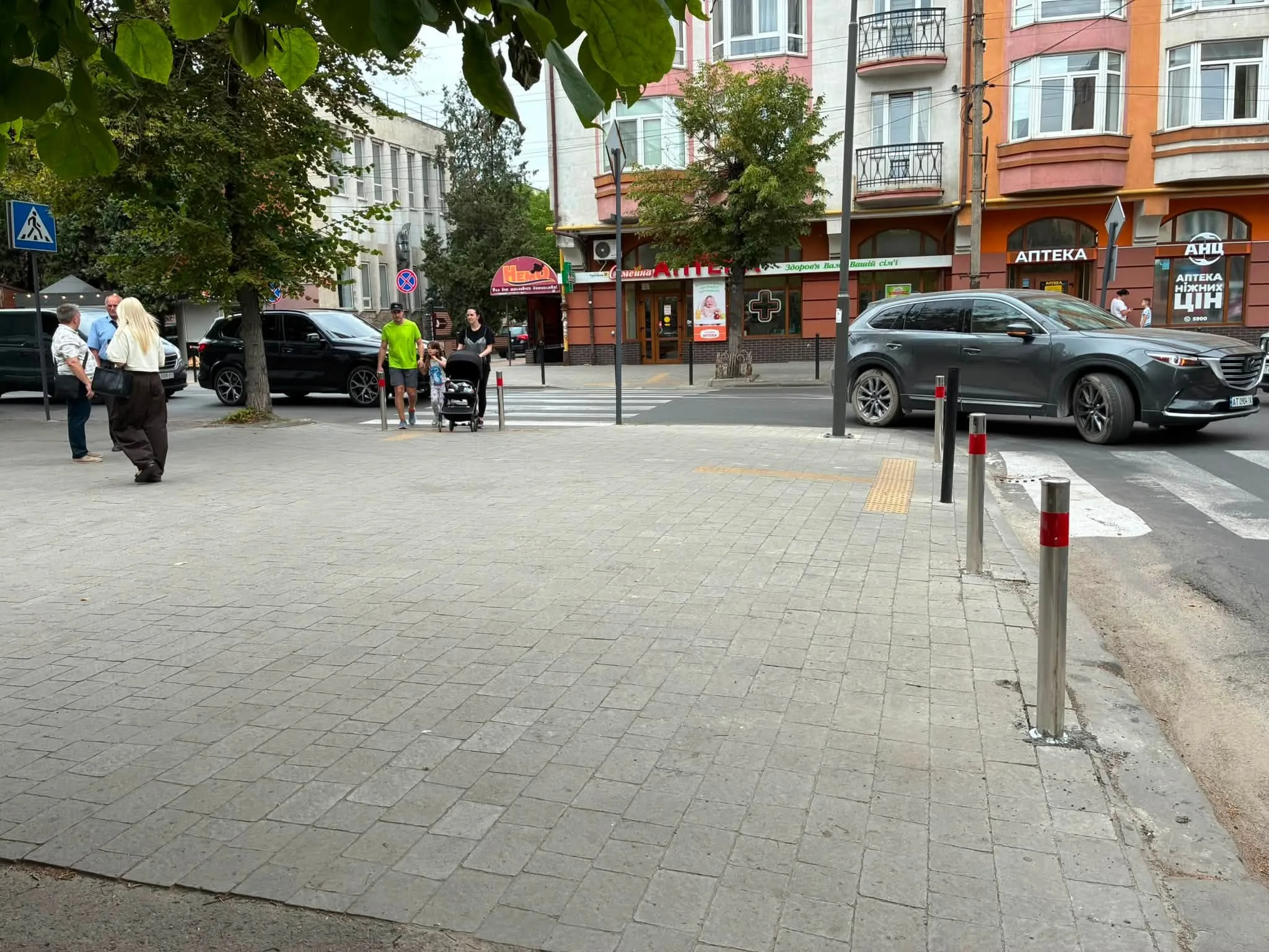 Пішохідний перехід біля аптеки в місті