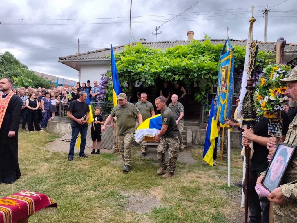 Військові несуть труну з українським прапором на похороні