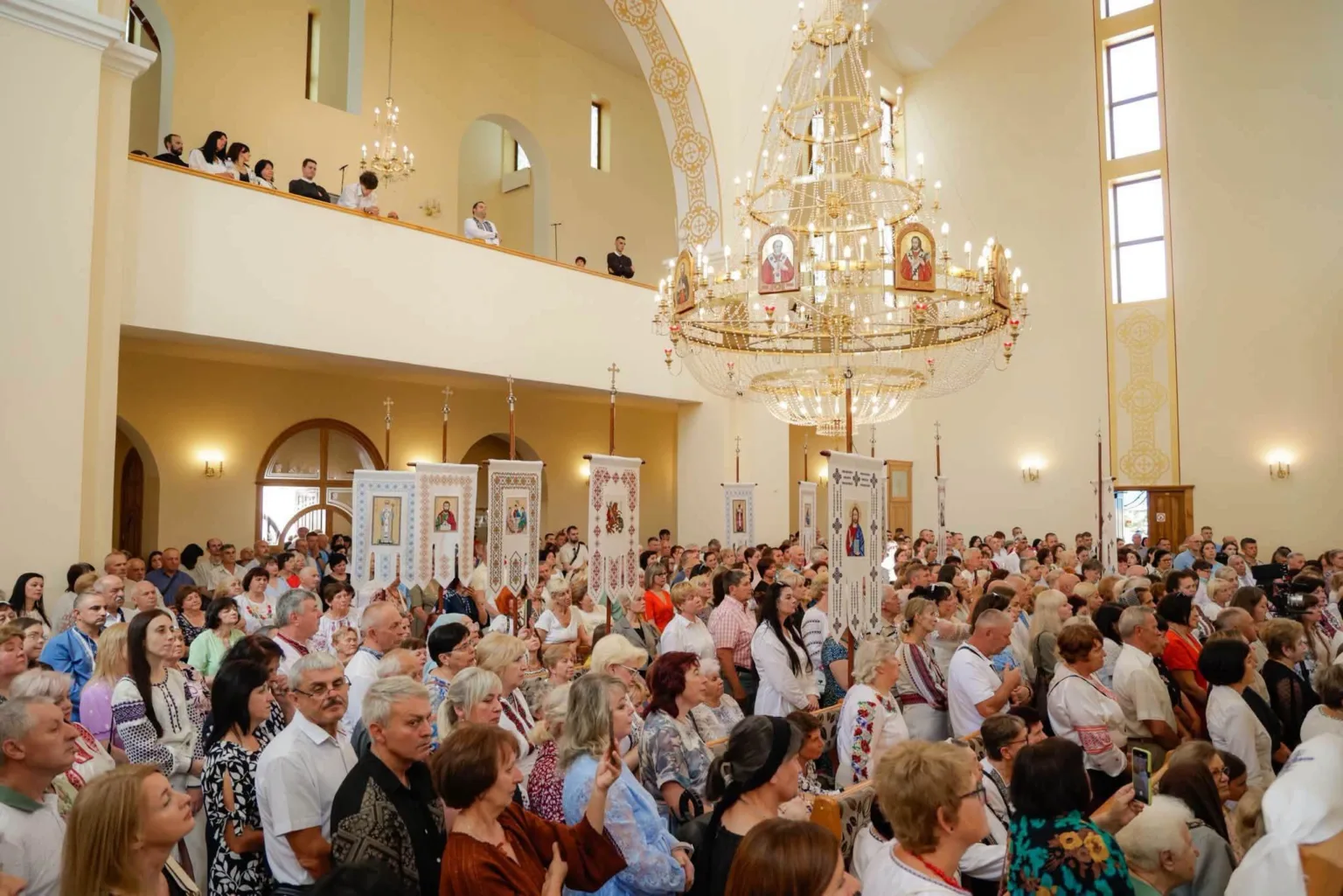 Богослужіння у церкві з великою кількістю вірян