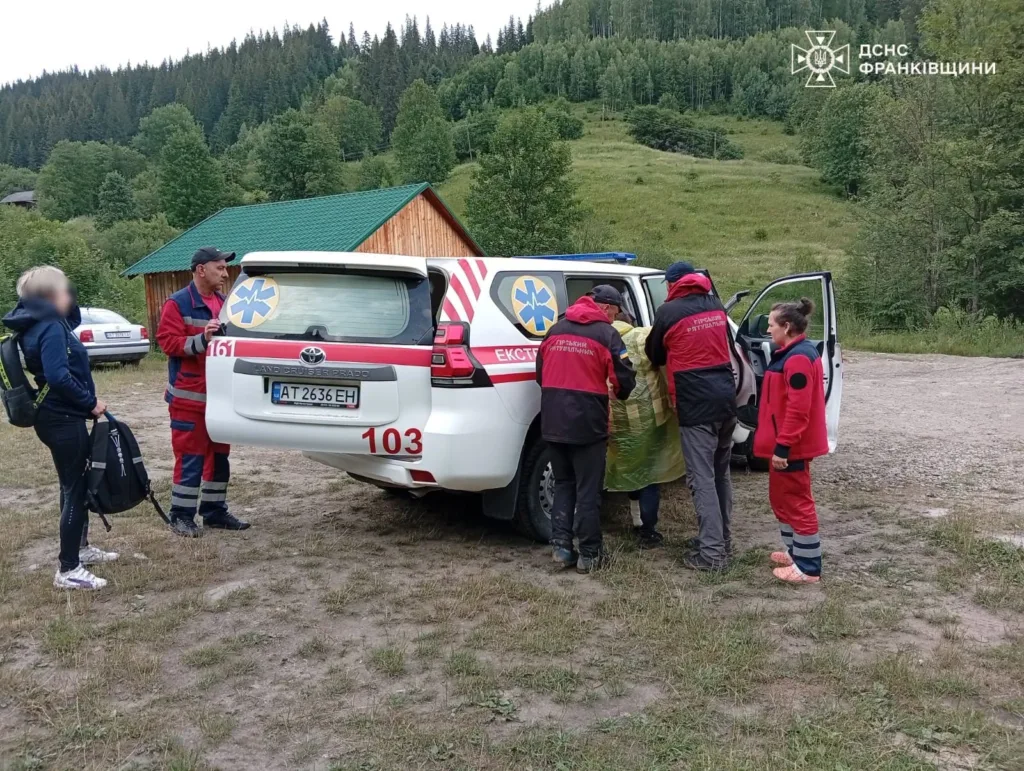 Рятувальники переносять постраждалого до карети швидкої допомоги