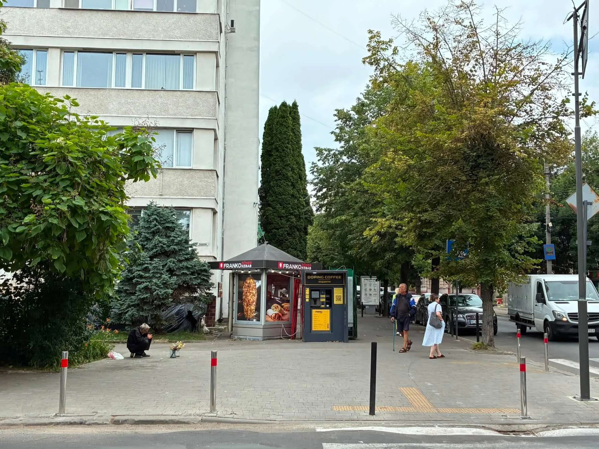 Кіоск кави та шаурми біля дороги у місті