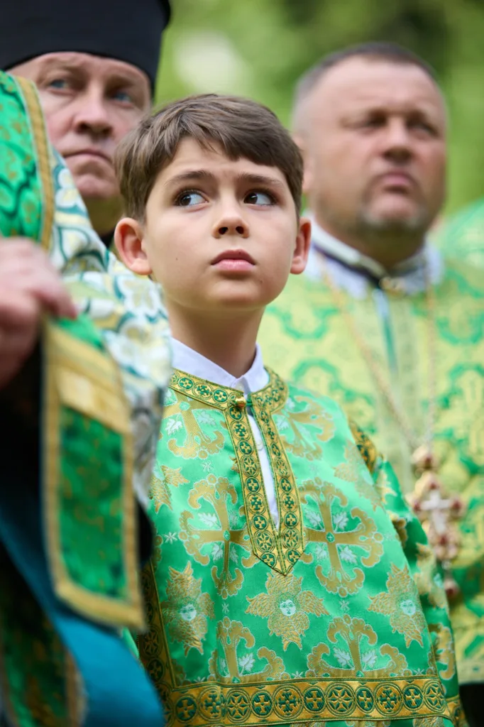 Хлопчик у зеленй церковній одежі на святі