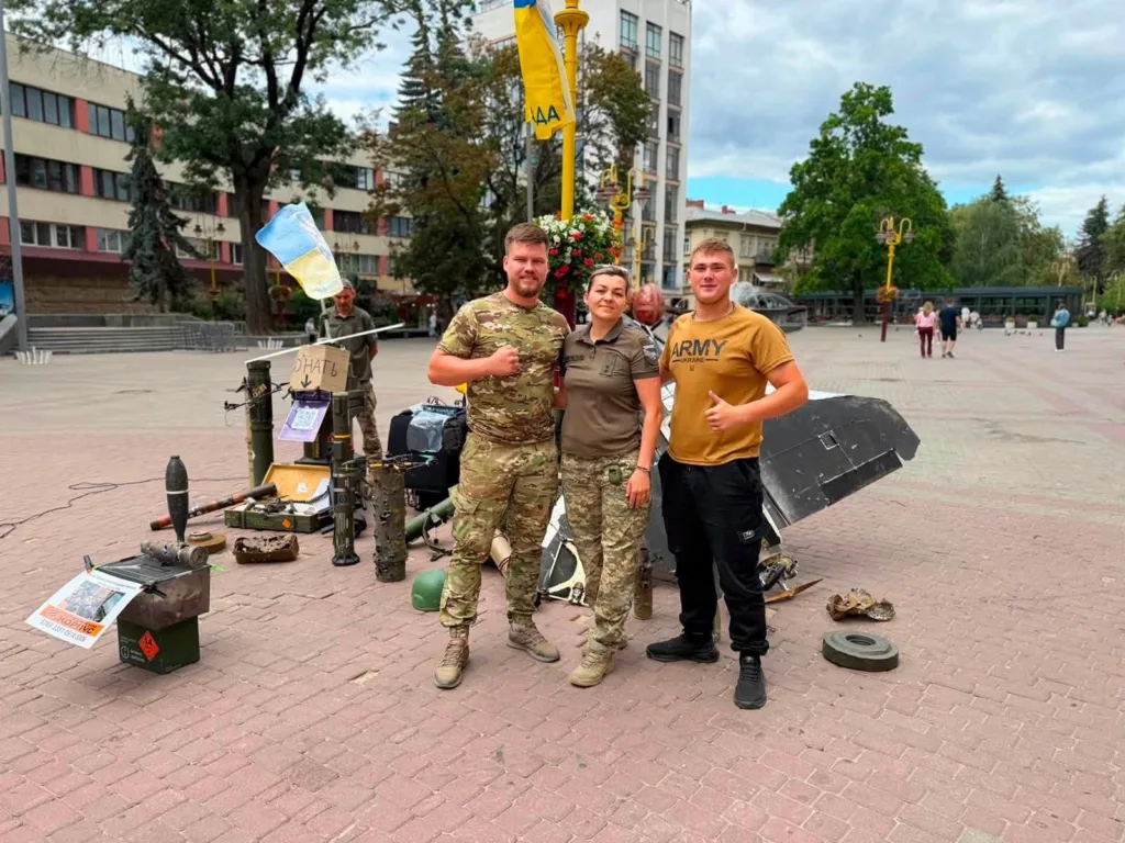 Військові на площі біля виставки трофеїв