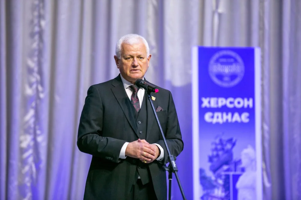 Чоловік виступає на сцені з мікрофоном