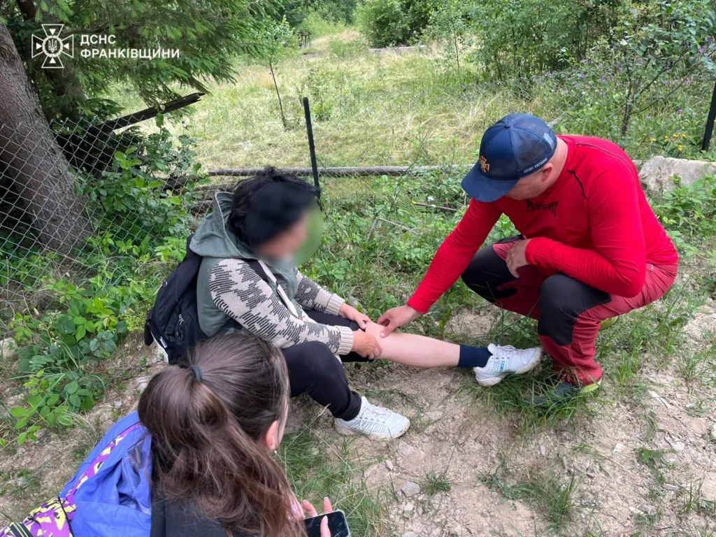 Рятувальники допомагають туристці з травмою ноги