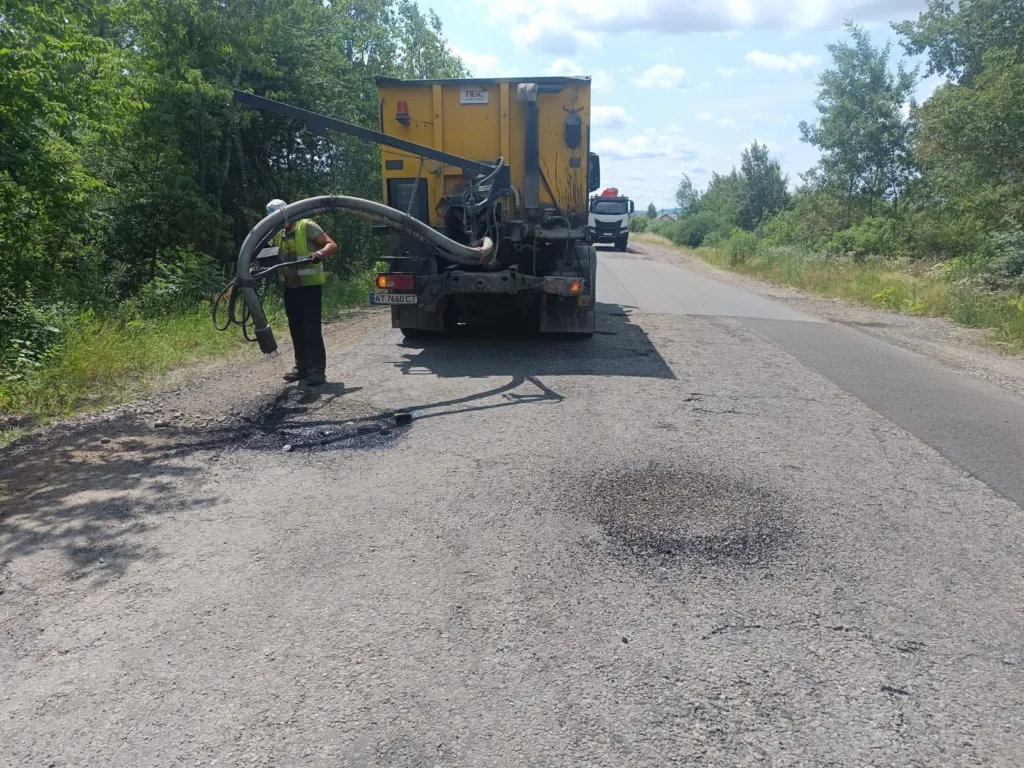 Ремонт дороги асфальтом на сільській трасі
