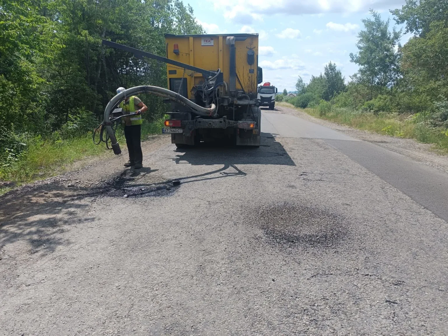Ремонт дороги асфальтом на сільській трасі