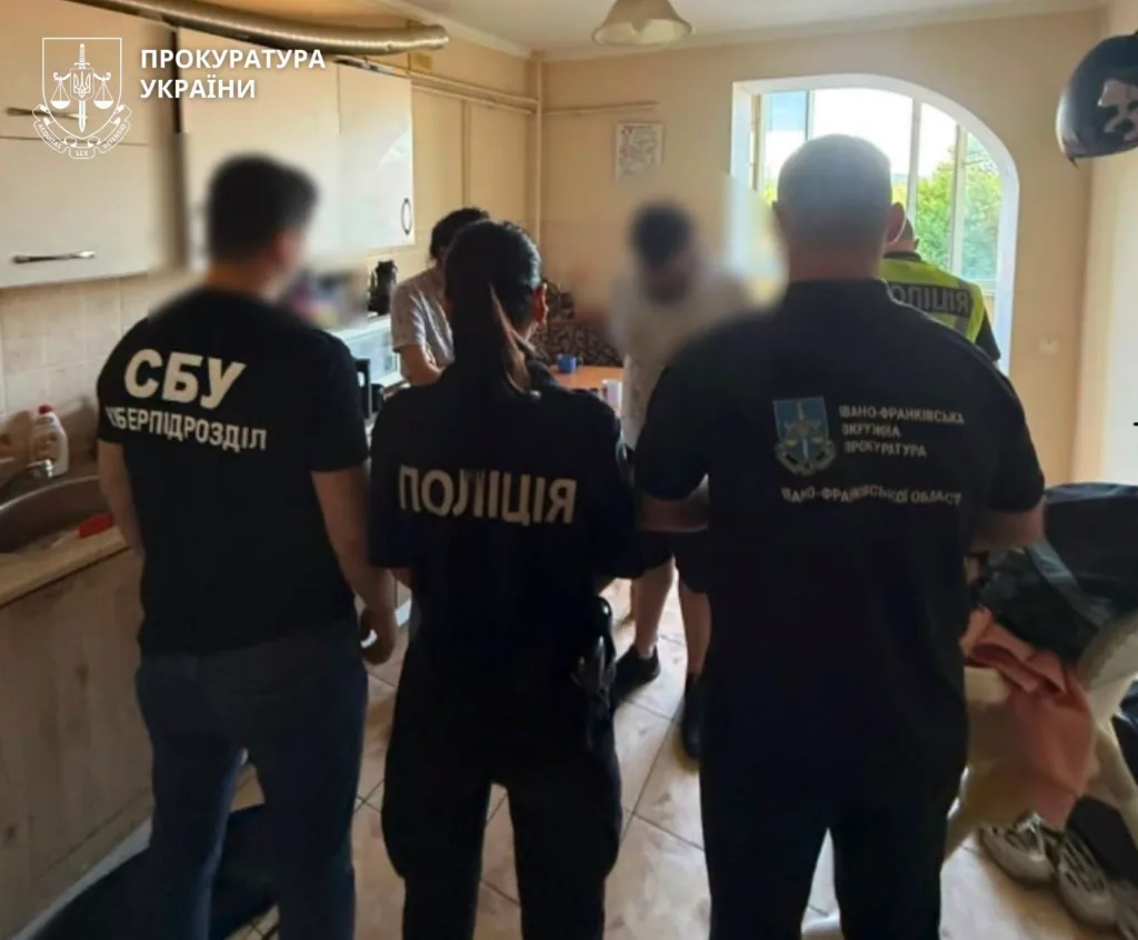 Поліція і СБУ проводять обшук у квартирі