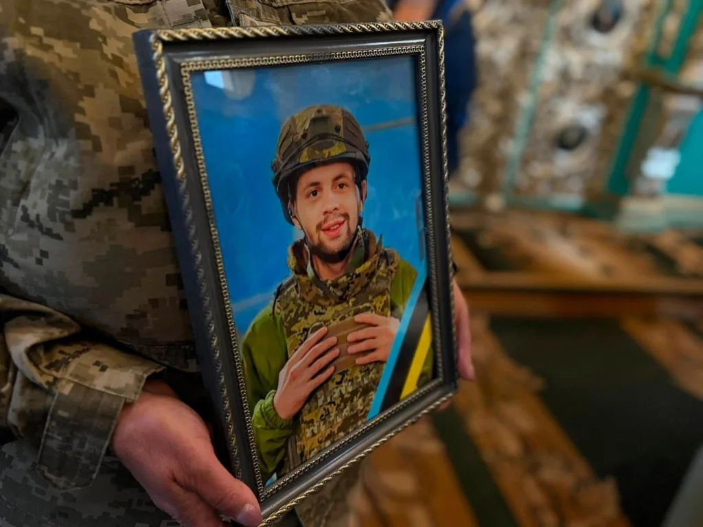 Військовий тримає фото українського солдата