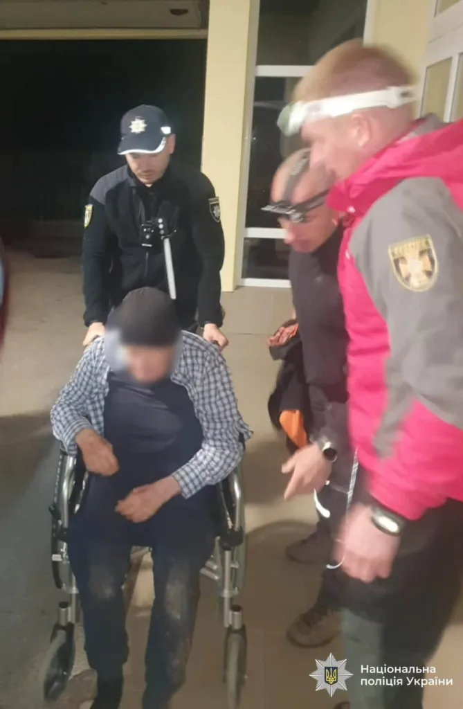 Поліцейські допомагають людині у інвалідному візку