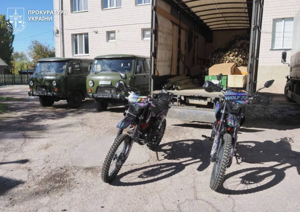 Вантажівки та мотоцикли біля будівлі прокуратури України