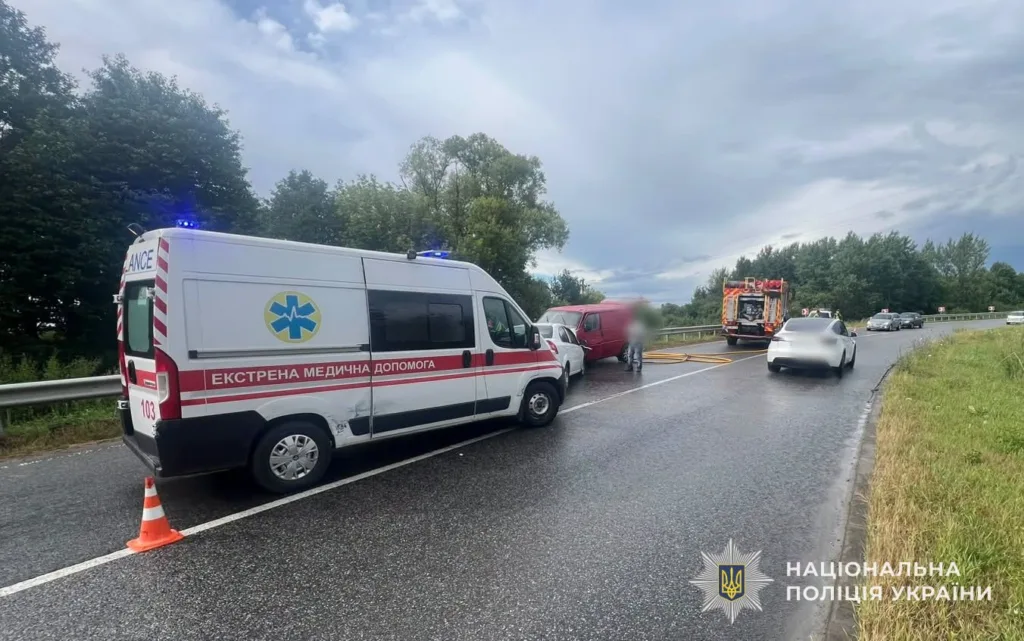 Дорожня аварія, працюють швидка та рятувальники
