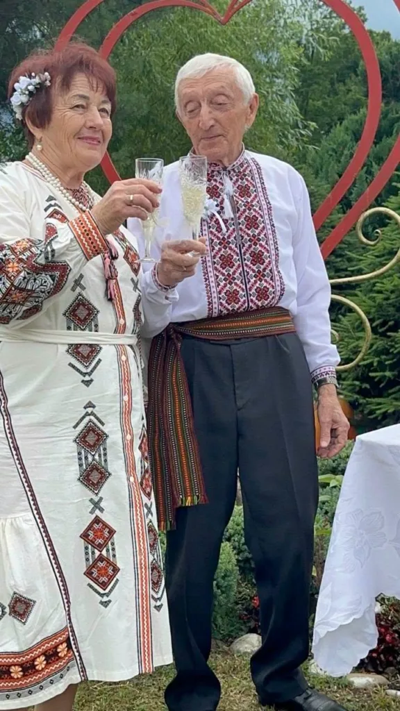 Пара у вишиванках святкує з келихами шампанського