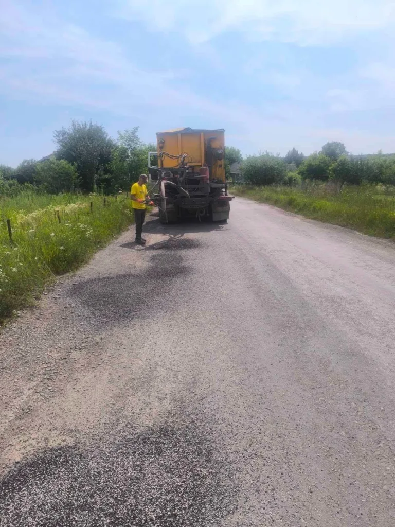 Ремонт дороги спеціальною технікою на сільській ділянці