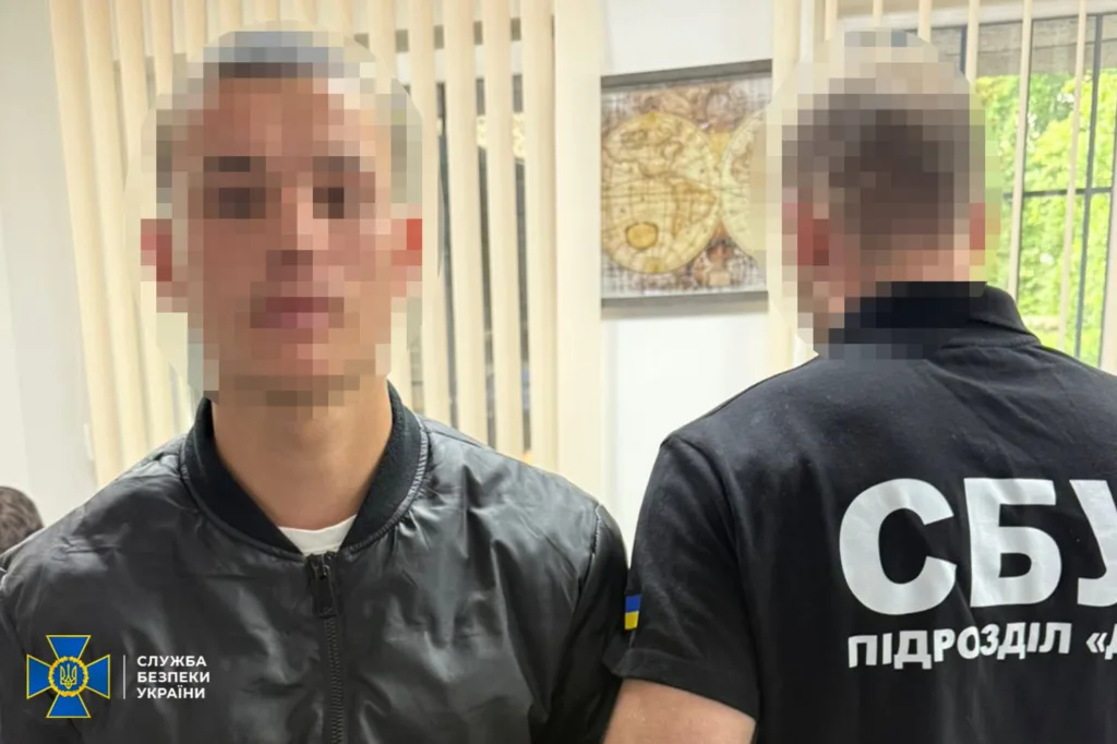 Офіцер СБУ поруч із затриманим чоловіком