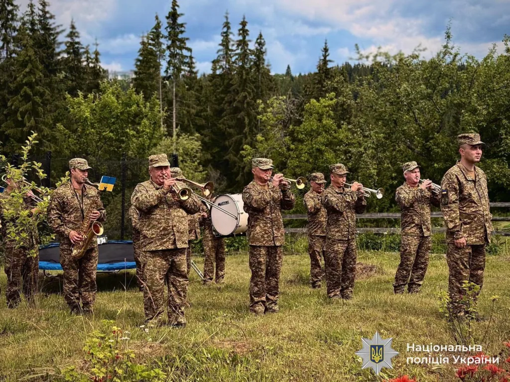 Військовий оркестр Нацполіції України грає на природі