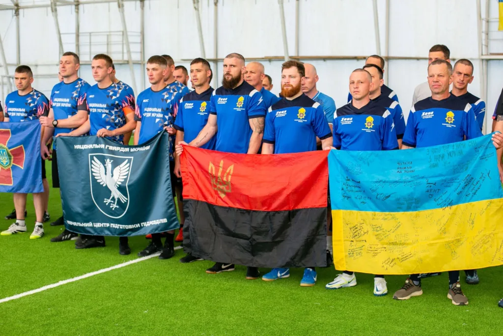 Військові України тримають прапори під час церемонії