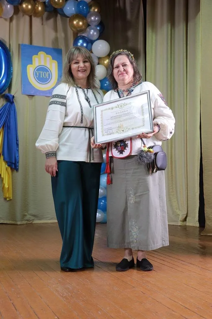 Жінки у вишиванках отримують нагороду на сцені
