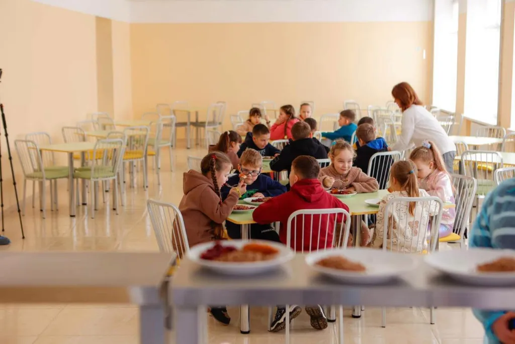 Діти обідають у шкільній їдальні