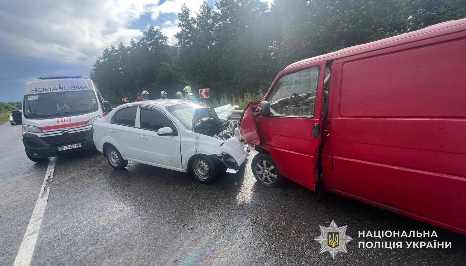 ДТП з білим легковиком і червоним мікроавтобусом