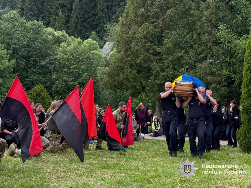 Похорон військового з червоно-чорними прапорами в Україні