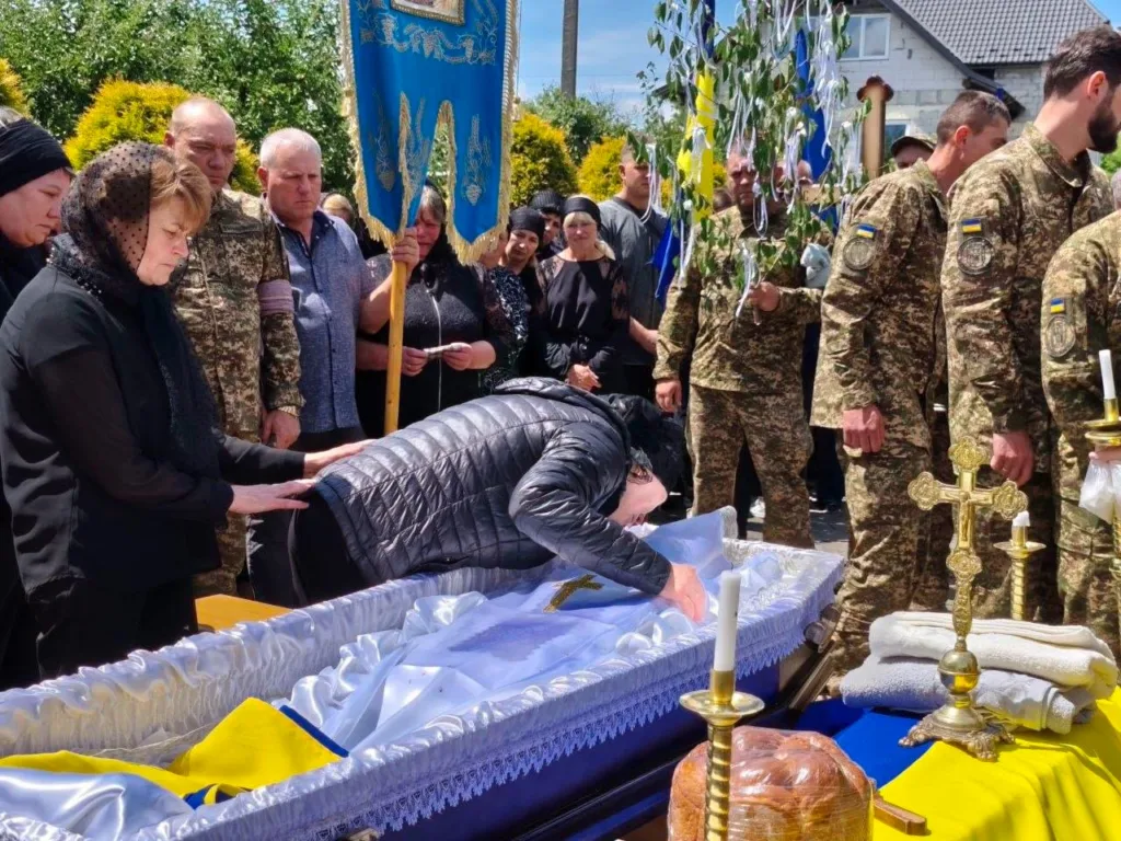Похорон українського військового, люди віддають шану герою