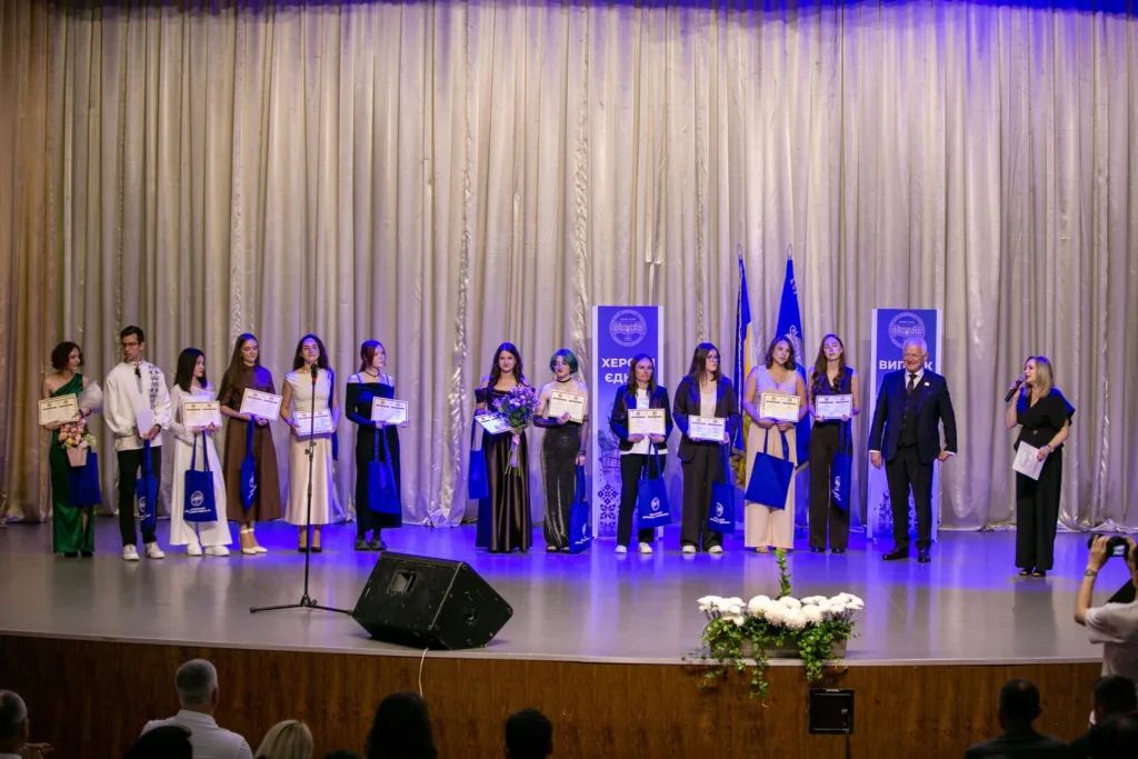 Випускники отримують дипломи на сцені університету