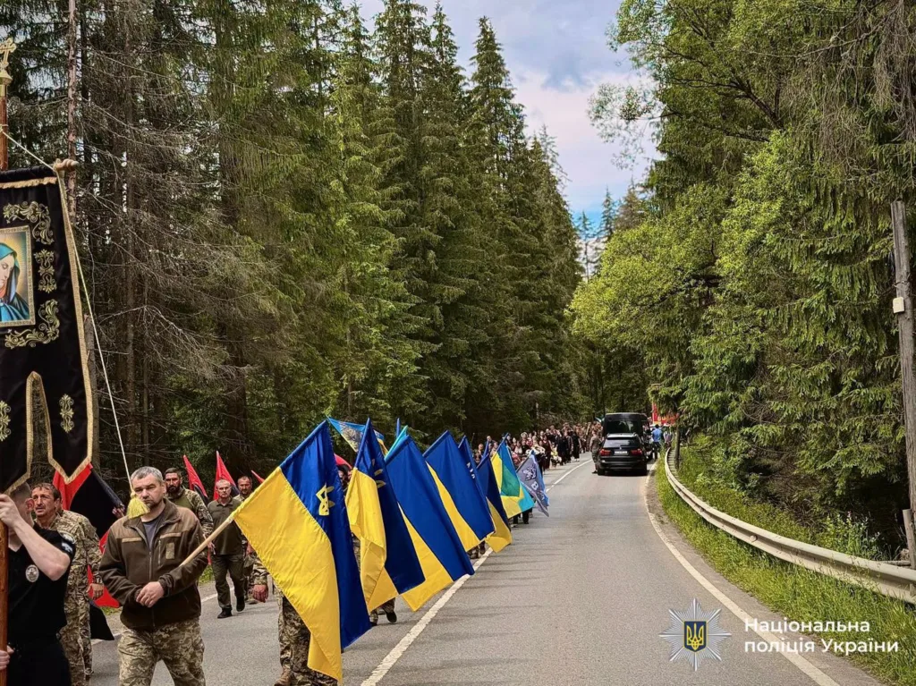 Хода з українськими прапорами в лісі