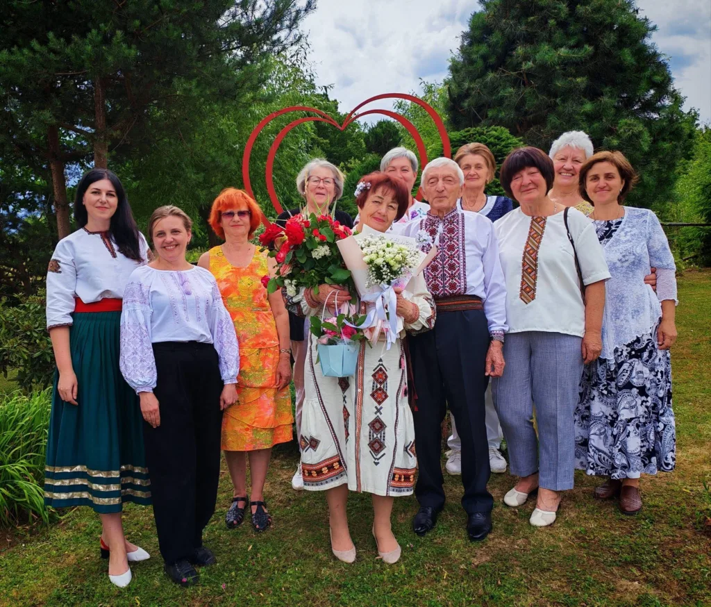 Група людей у вишиванках святкує на природі