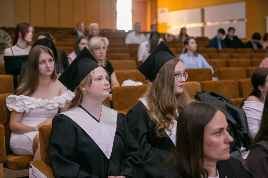 Студенти на церемонії випуску університету