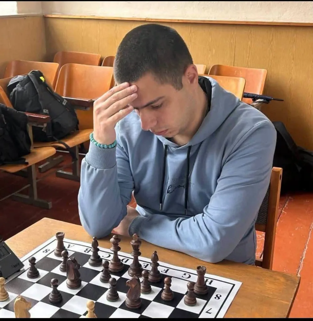 Чоловік грає в шахи та обдумує хід