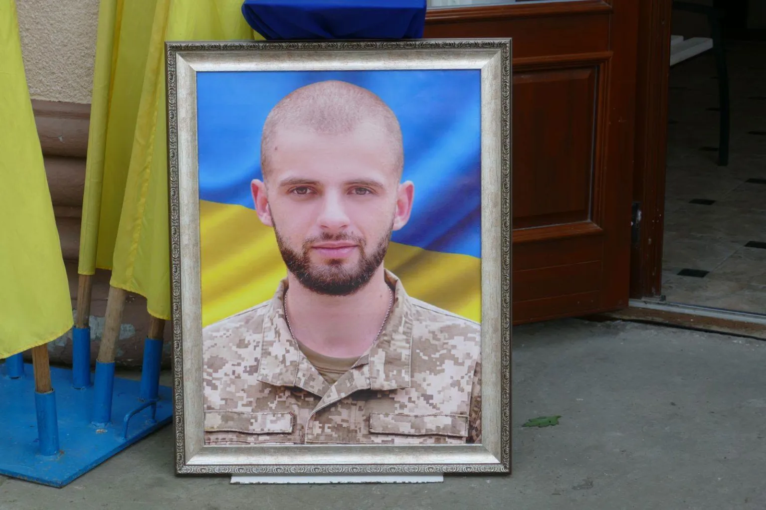 Портрет українського військового перед прапором України