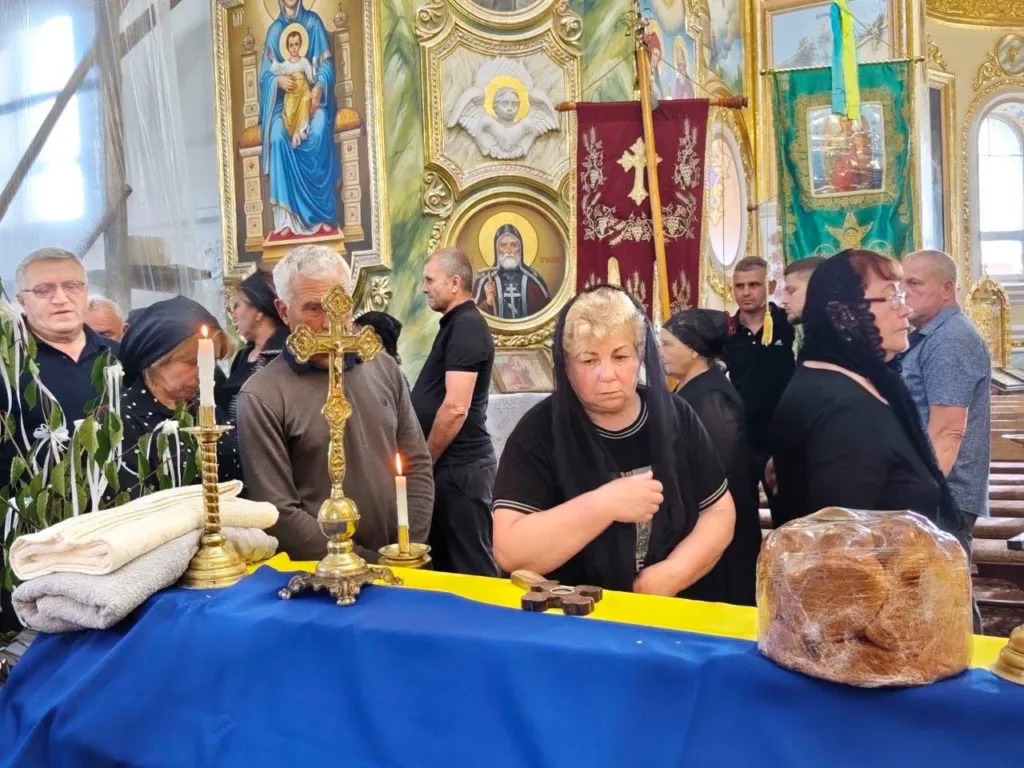 Прощання в церкві з полеглим героєм України